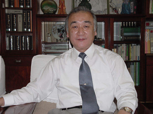 Fumiaki Hashizume, diretor da escola, procura oferecer todo o apoio necessrio para evitar que os alunos deixem a escola