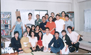 Grupo de alunos comemora encerramento do curso de japons oferecido pela JICA