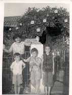  Lita ao fundo e da esquerda para a direita Carlos , eu (Pedro) e Ana. Esta foto foi tirada em 1959 na frente da nossa casa em Curaao, uns meses antes da viagem.