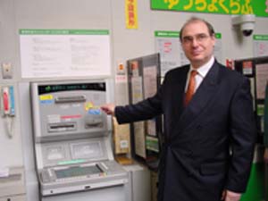 Roberto de Camillo, gerente regional, mostra como funciona o carto magntico do Banco do Brasil
