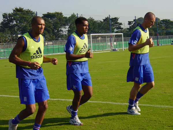 Amaral, Kelly e Jean: os três brasileiros do Tokyo FC treinam juntos