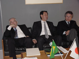 Deputados Paes Landim (PFL/PI), Paulo Kobayashi (PSDB/SP) e Paulo Delgado (PT/MG), durante a coletiva