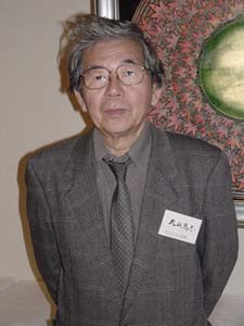 Takashi Maruyama, diretor da Associação Japonesa de Artesanato em Urushi e sua obra na exposição Urushi no Bi