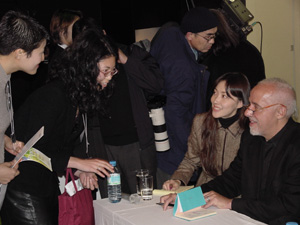 Paulo Coelho autografa seus livros ao lado da poetisa Madoka Mayuzumi 